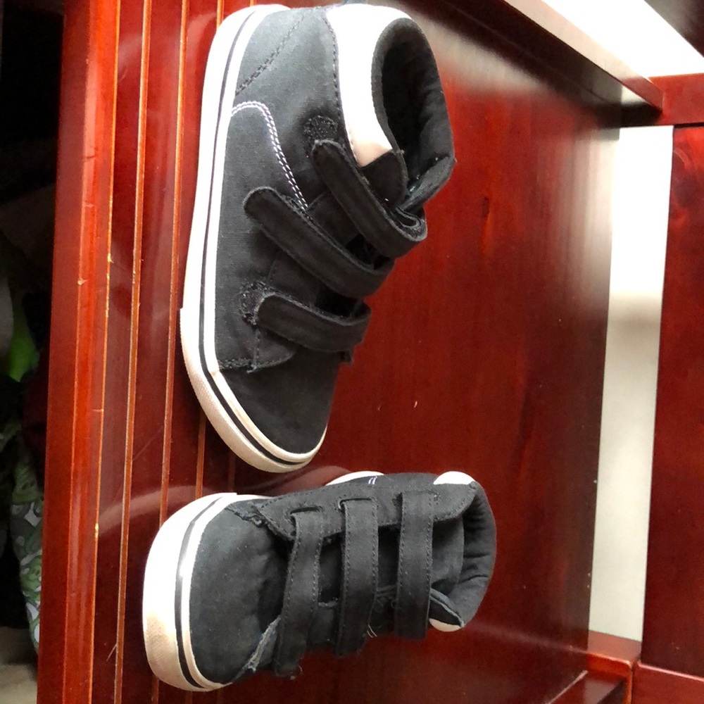 Tennis shoes